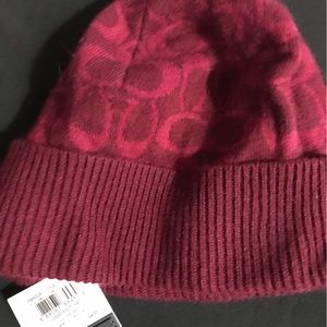 SIGNATURE KNIT HAT (COACH F86024)
BRIGHT BERRY/LT BERRY